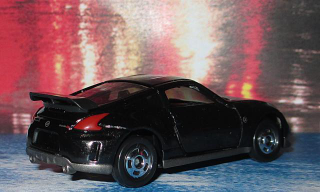 Illustration for article titled Tomica 370Z NISMO Red v Black